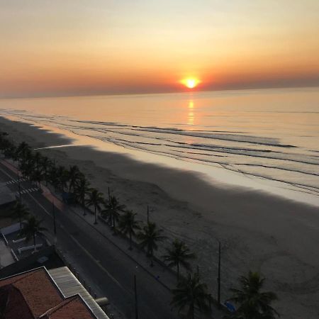 Mongagua Com Vista Para O Mar Pe Na Areia Bagian luar foto