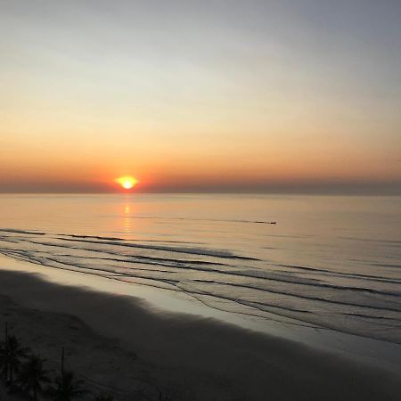 Mongagua Com Vista Para O Mar Pe Na Areia Bagian luar foto