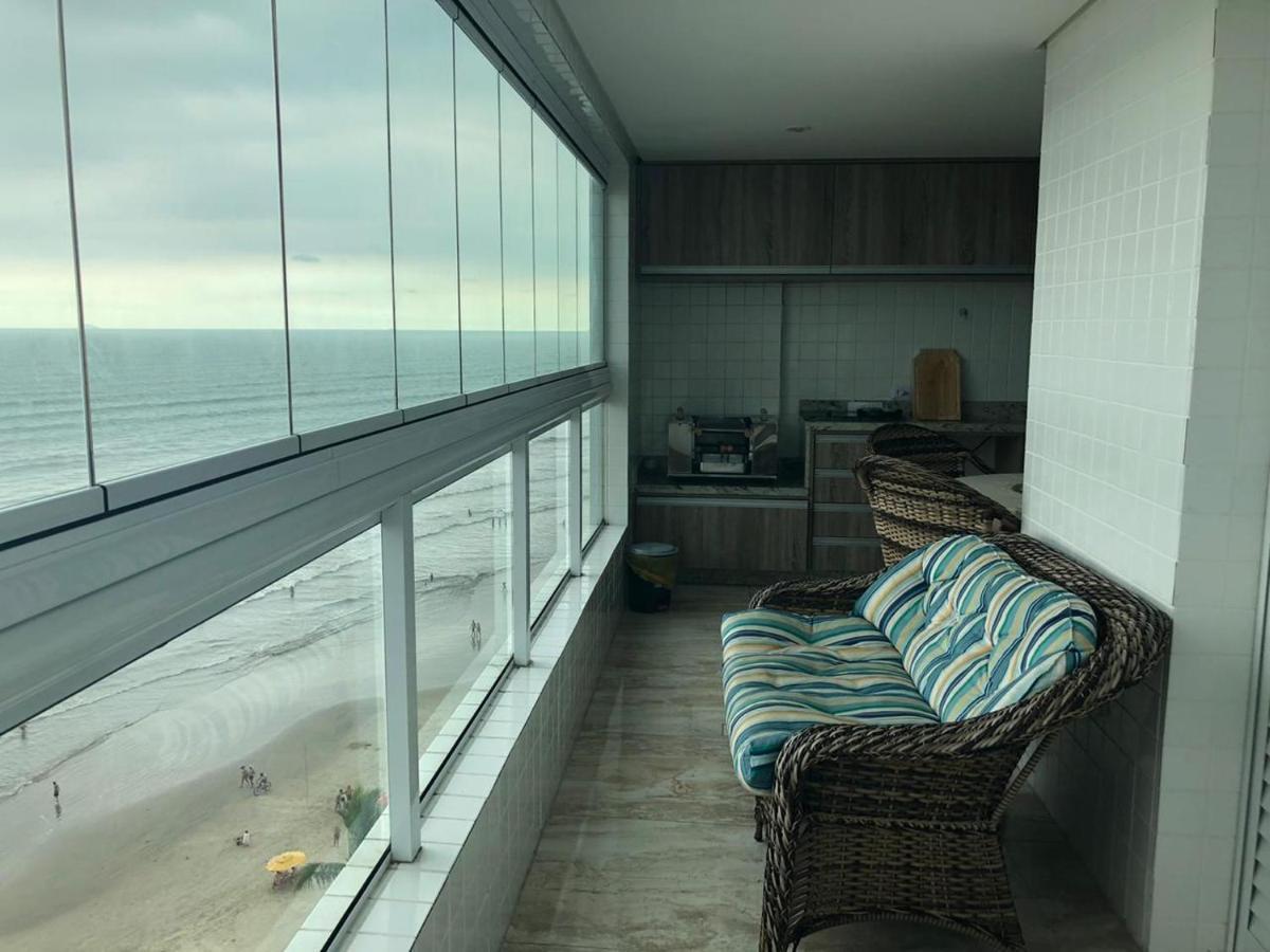 Mongagua Com Vista Para O Mar Pe Na Areia Bagian luar foto