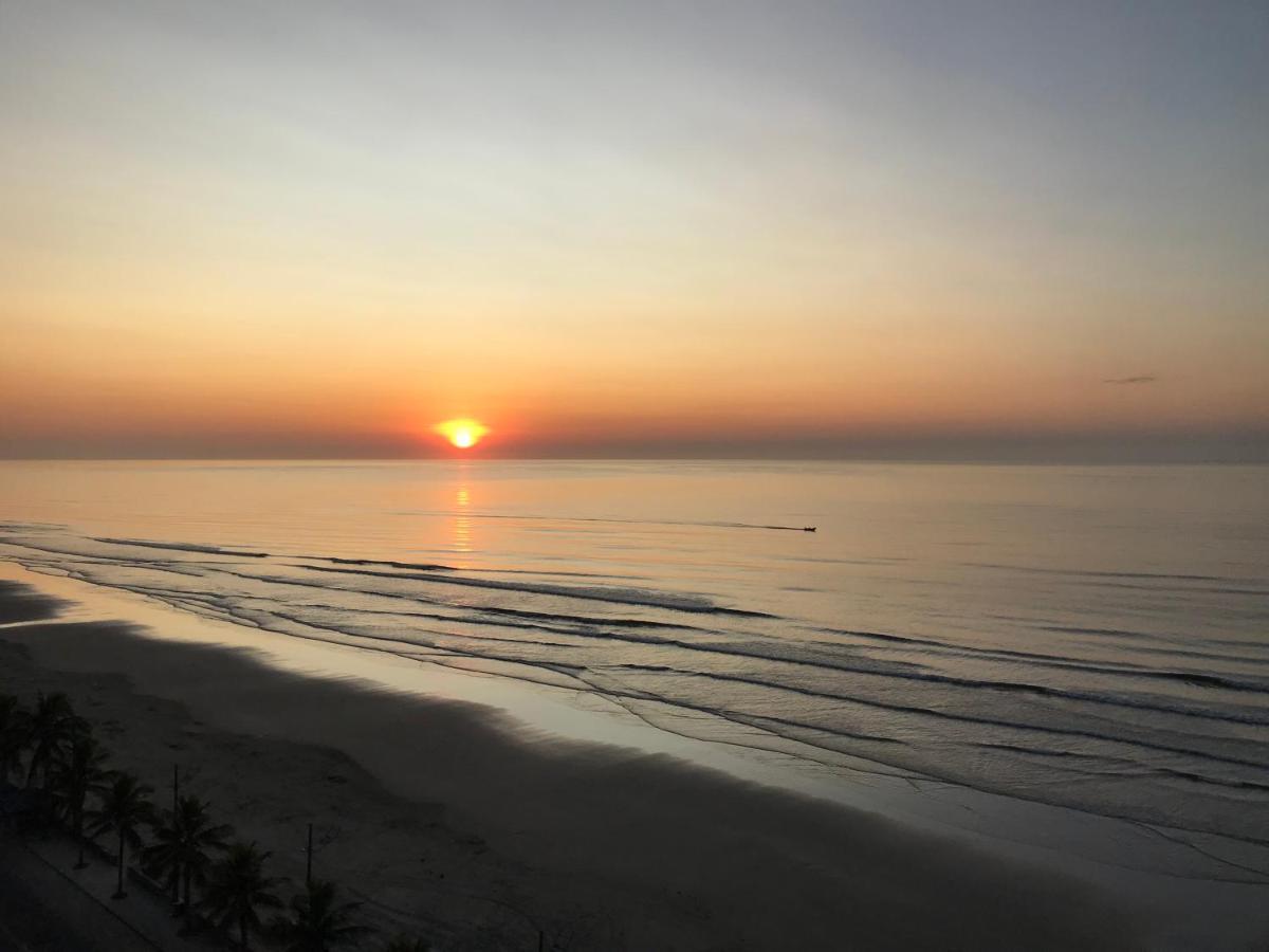 Mongagua Com Vista Para O Mar Pe Na Areia Bagian luar foto